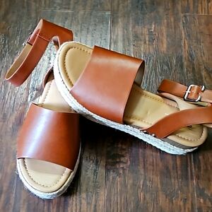 New Soda Sandals size 8 brown